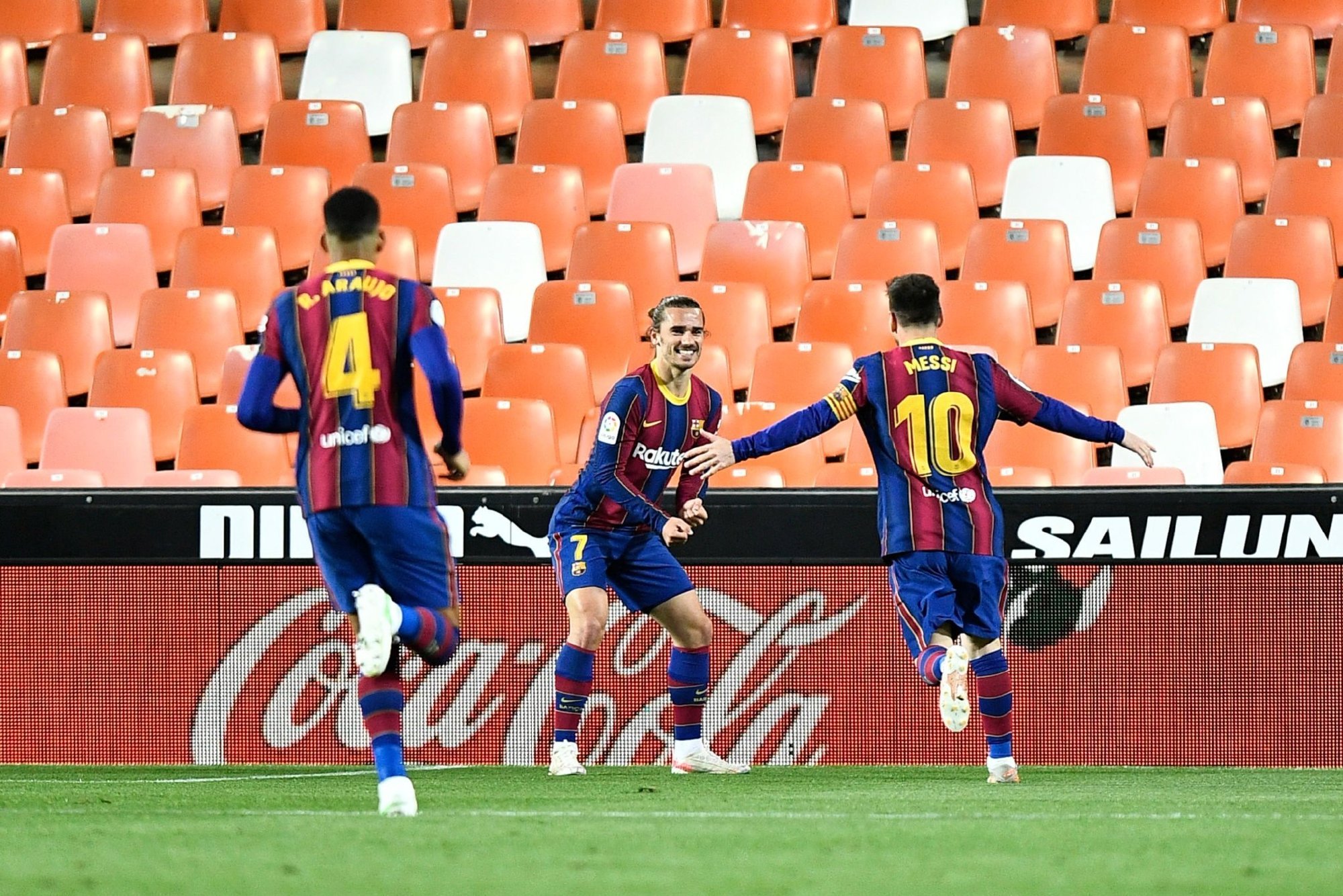 九游网页版入口-风云突变！瓦伦西亚赛后外线爆发；西甲版图或变；话题不断；轮换策略成焦点的简单介绍