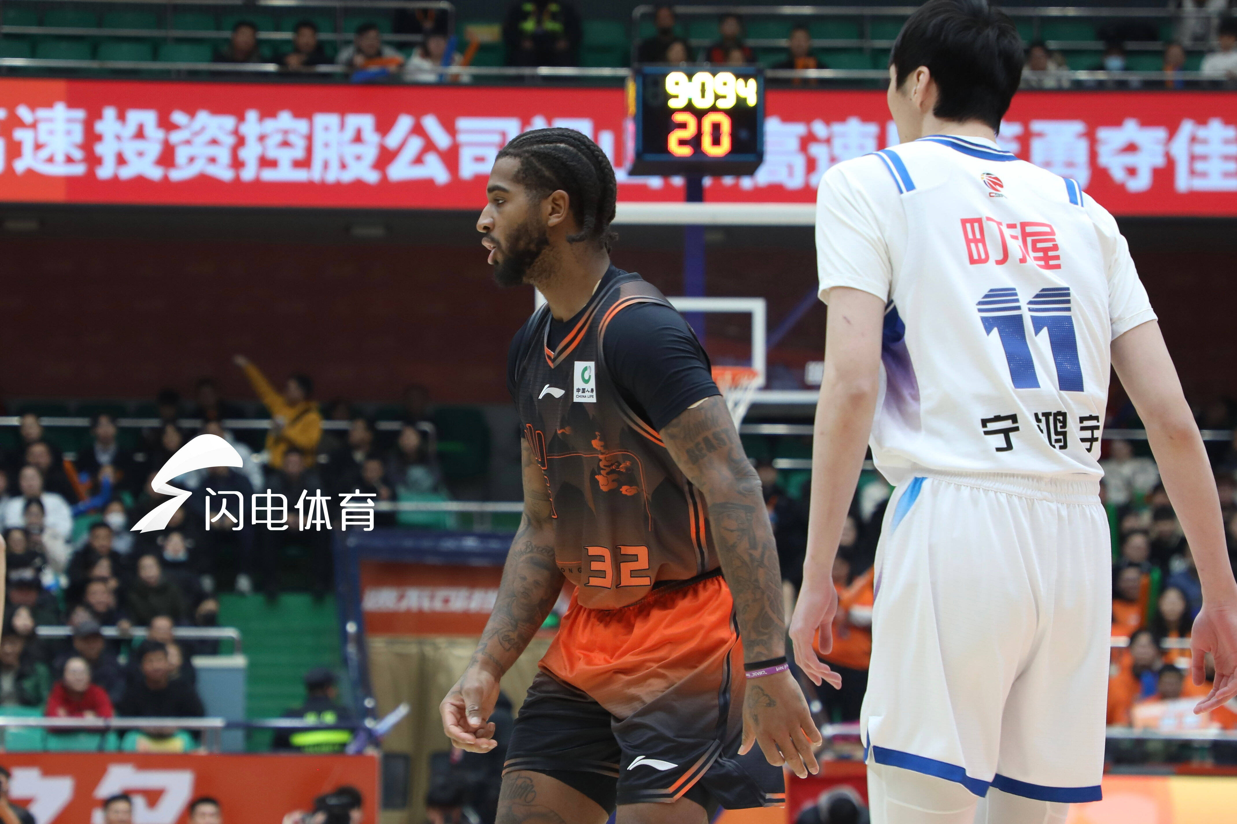 九游体育下载app-泰山球迷在现场做出不当行为